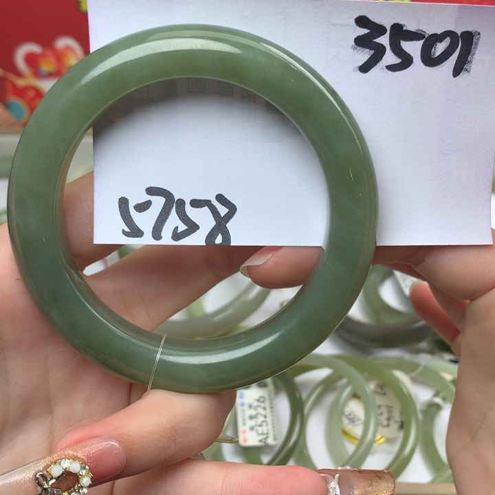 和田玉手镯未镶嵌小**?