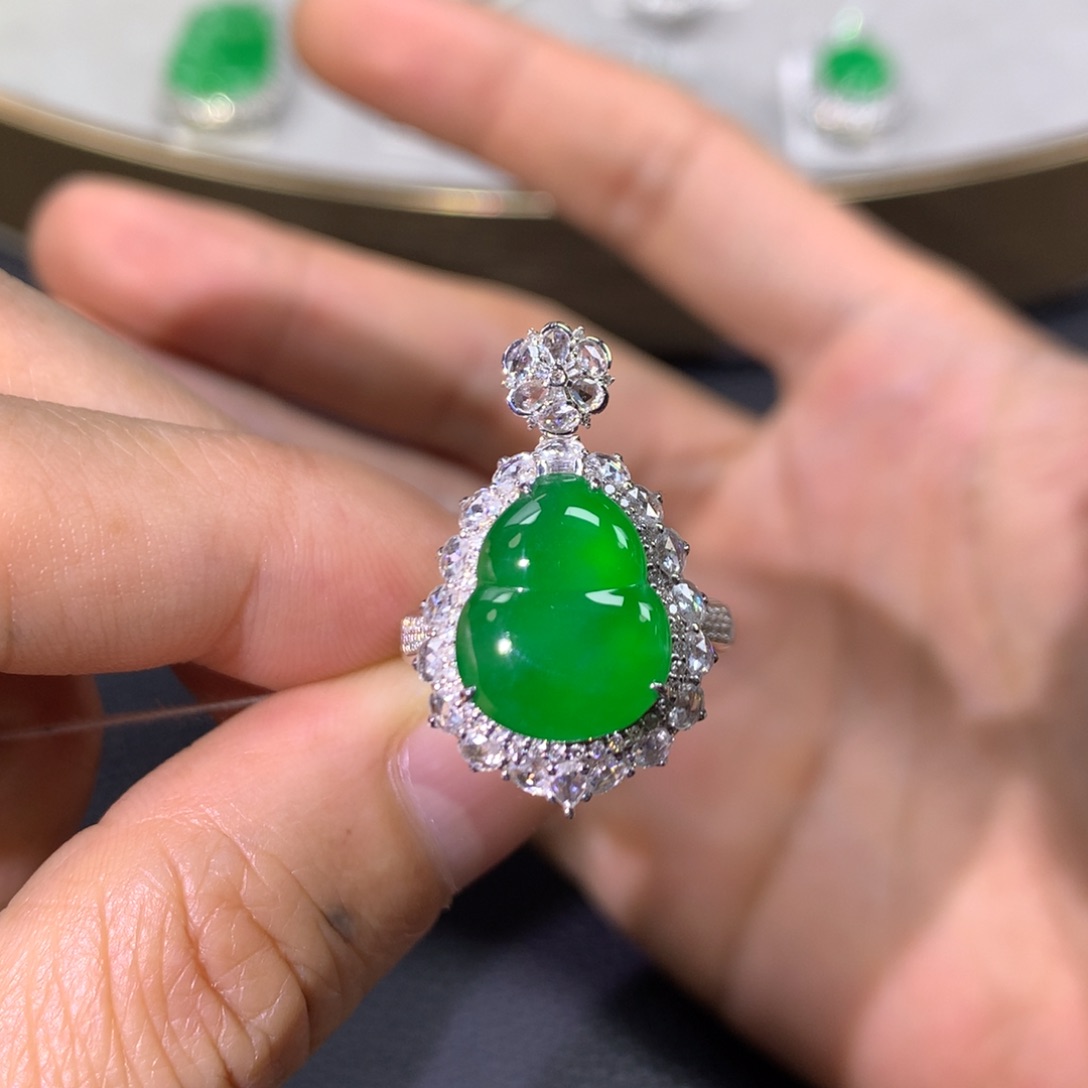 翡翠戒指18K金镶嵌翡翠