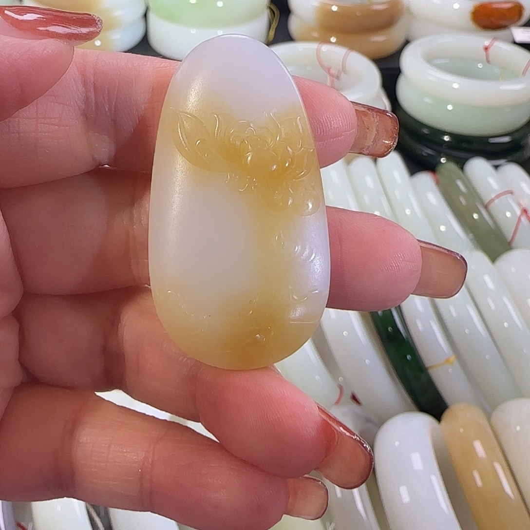 暖***阳和田玉未镶嵌颈饰