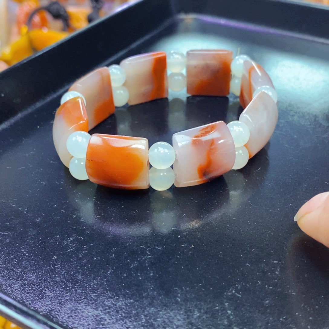 未镶嵌石英质玉（黄龙玉）颈饰