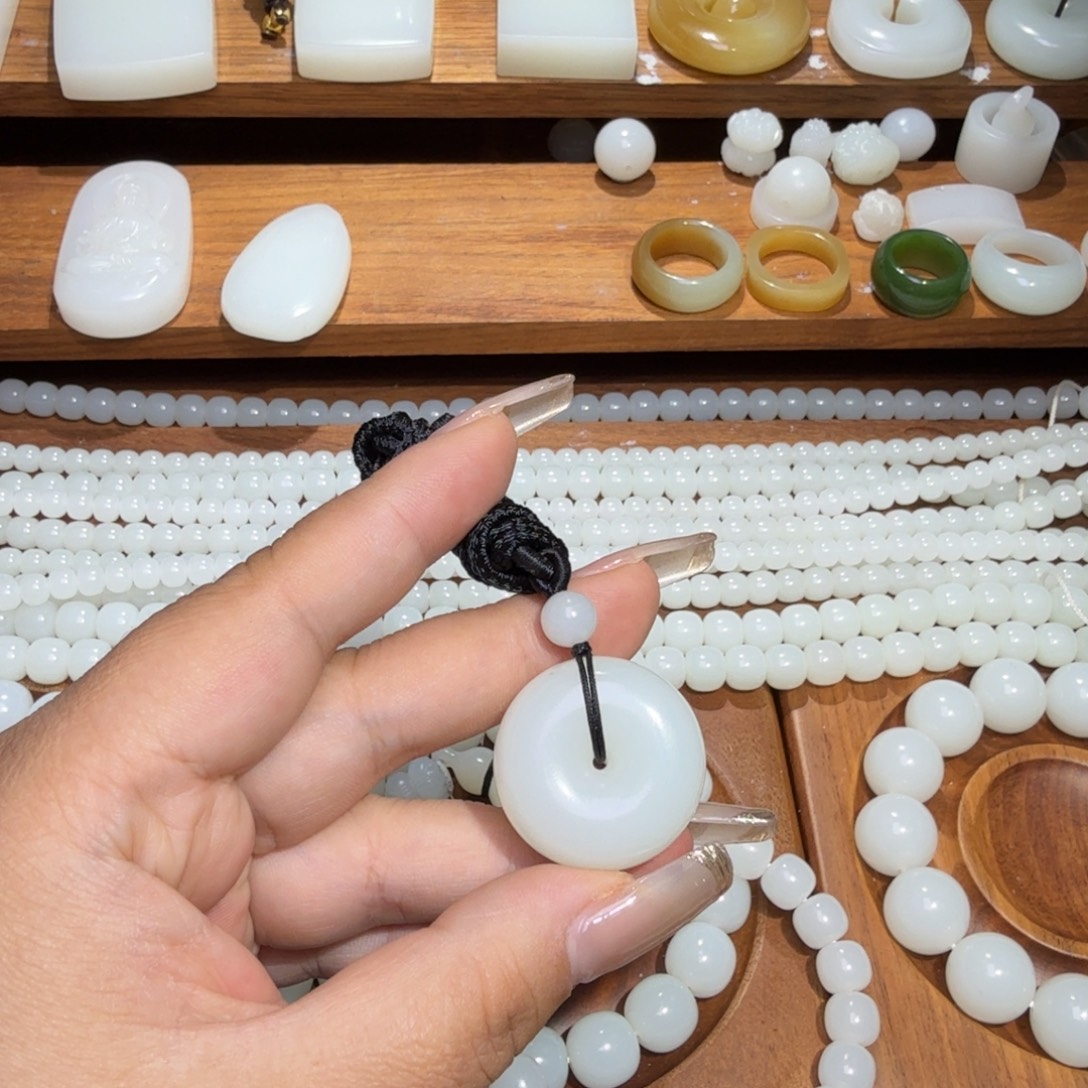 芣***凉和田玉未镶嵌颈饰