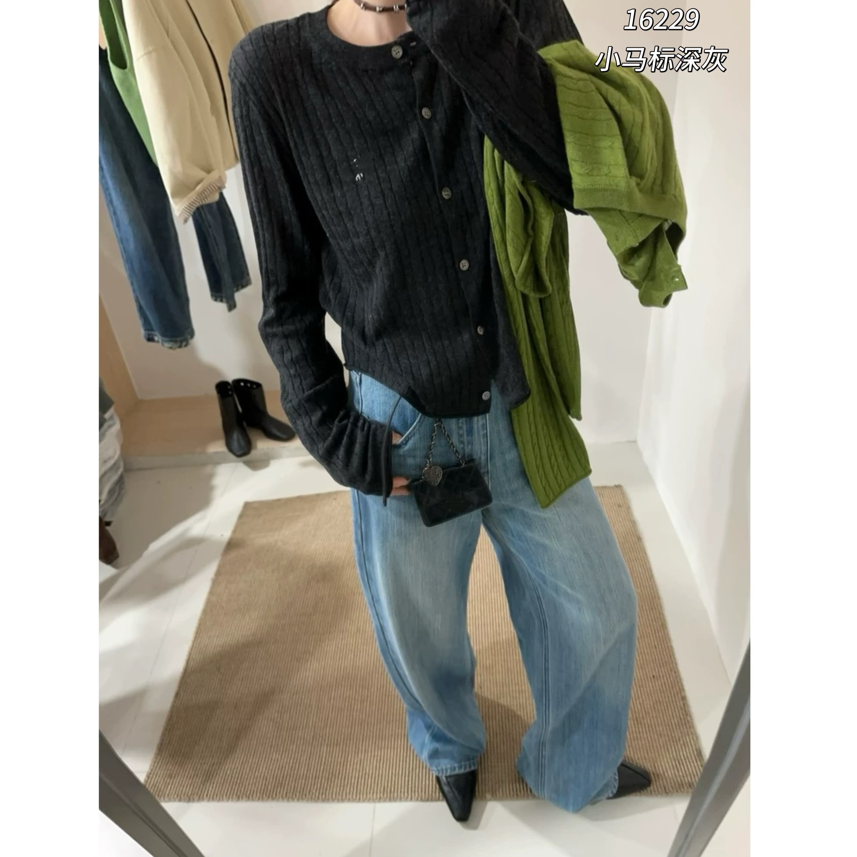 16229 CHUXUN（部分无水洗唛，介意慎拍)圆领小马标刺绣针织开衫