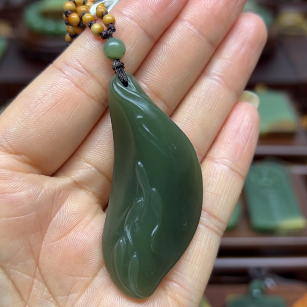 【闪购商品】颈饰未镶嵌岫岩老玉（透闪石质玉）力争上游