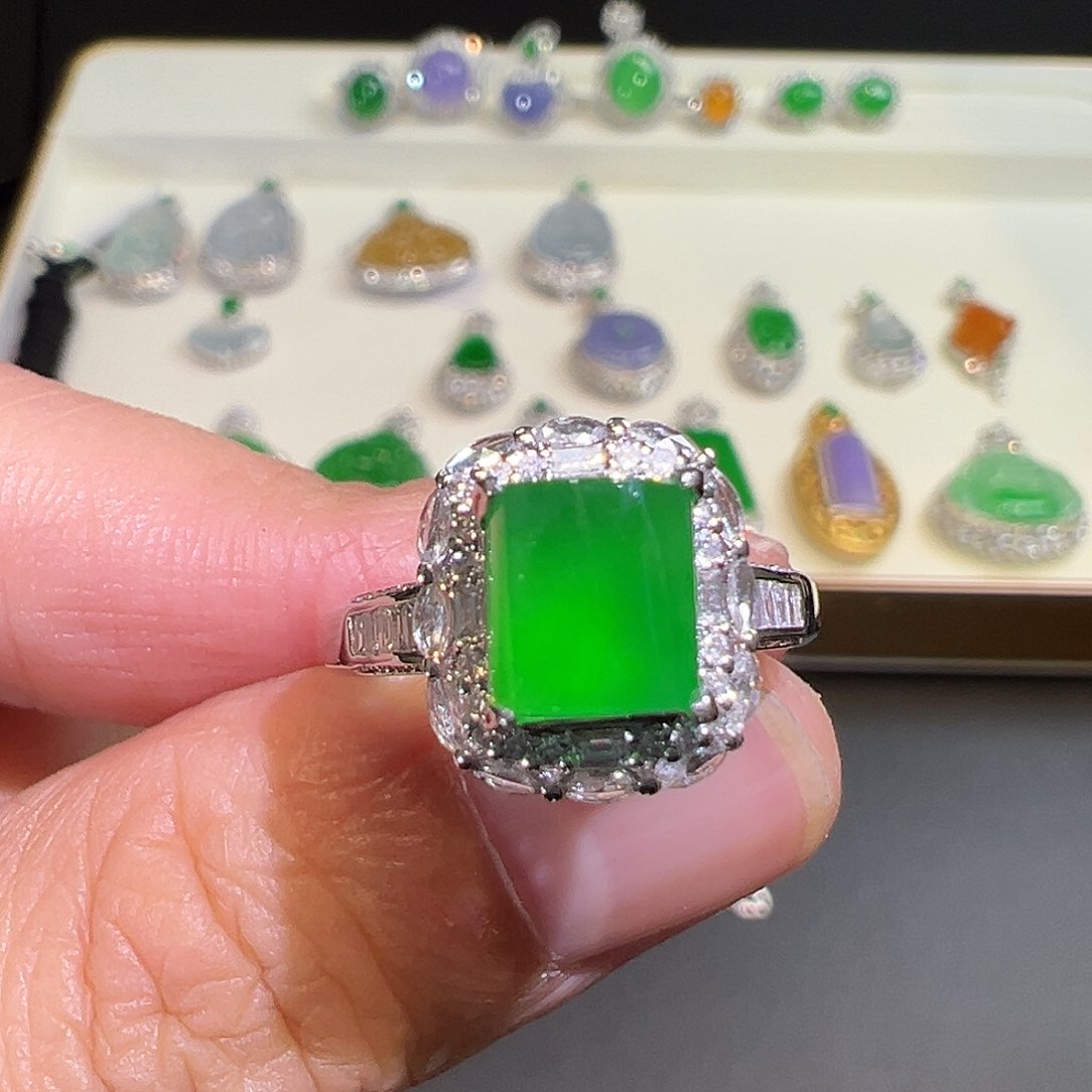 翡翠颈饰18K金镶嵌翡翠