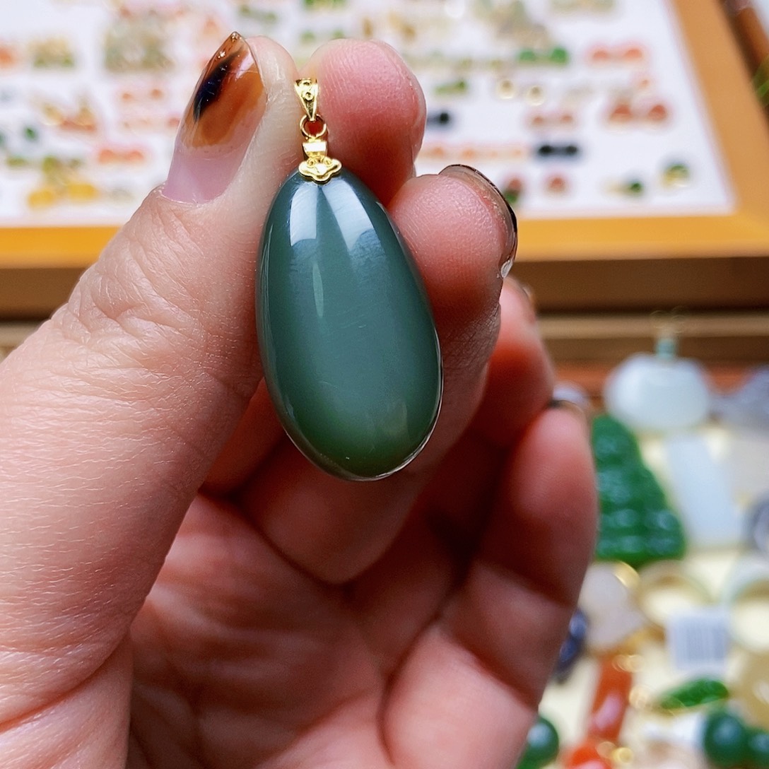 和田玉吊坠18K金镶嵌