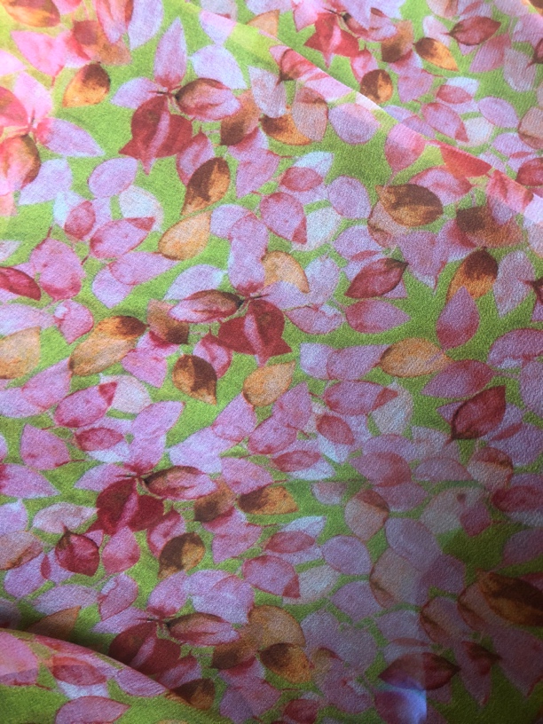 【乔其纱】绿底粉红色小树叶时装面料