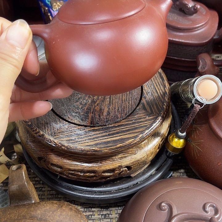 茶壶紫砂原矿泥料手工制作的一把紫砂壶。