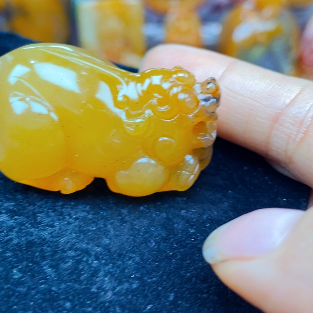 未镶嵌石英质玉（黄龙玉）颈饰
