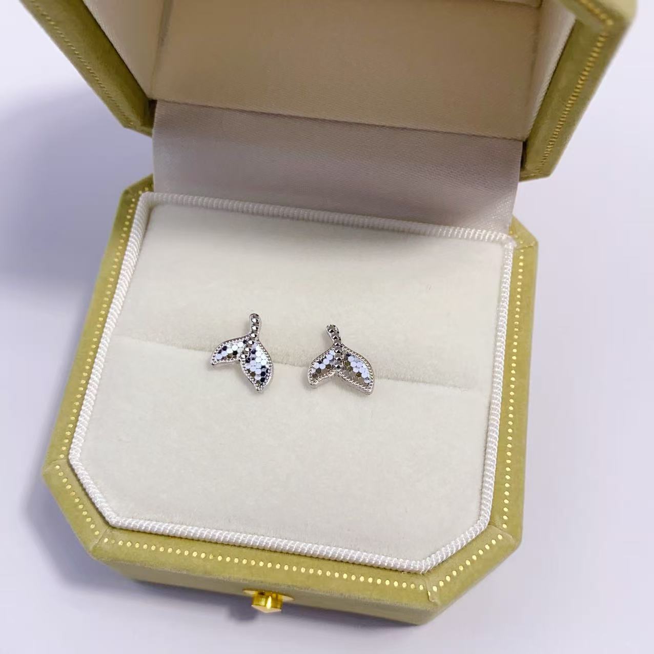 Pt950铂金精品鱼鳞鱼尾耳钉1.97克