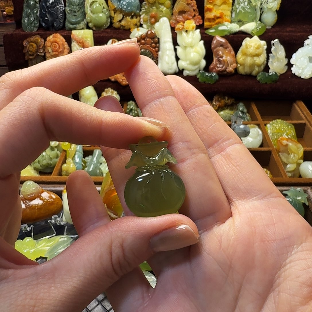 蛇纹石玉未镶嵌颈饰