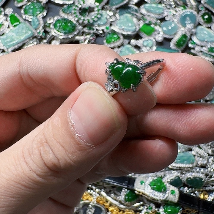 翡翠颈饰未镶嵌天然A货翡翠放漏