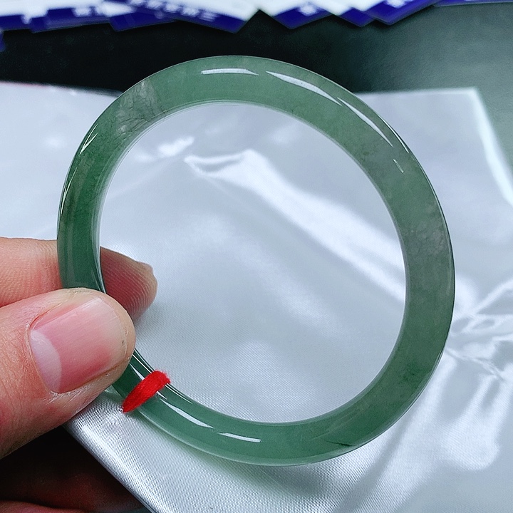 翡翠手镯未镶嵌翡翠手镯未镶嵌