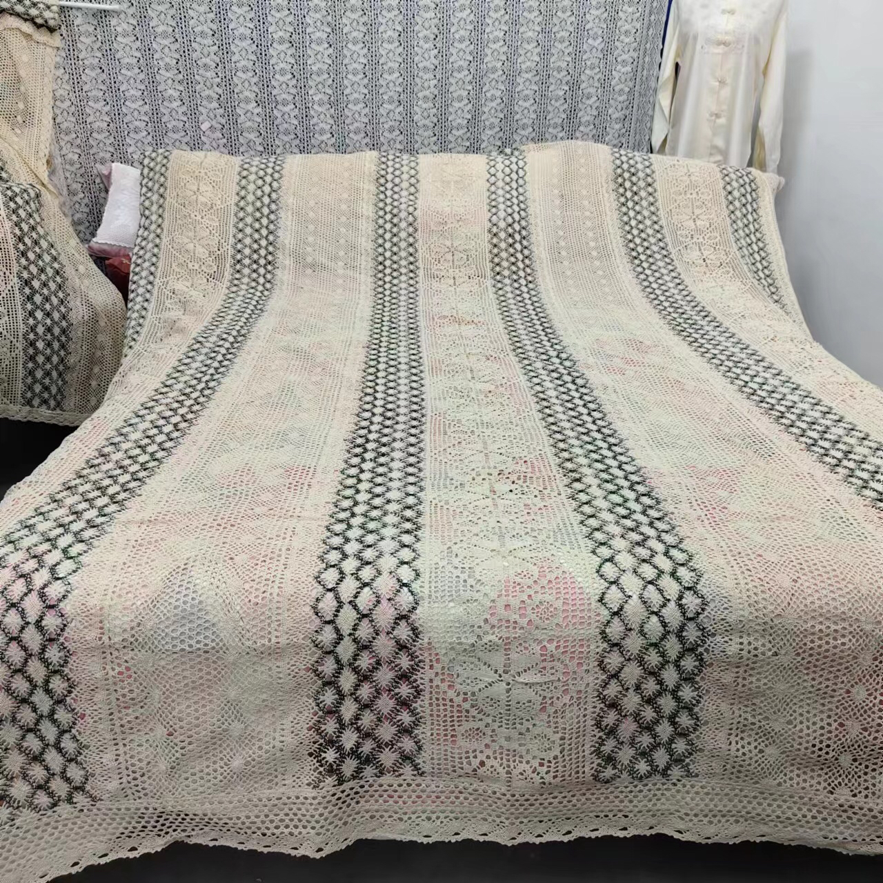 D205 钩针拼色床盖 2.4*2.6米