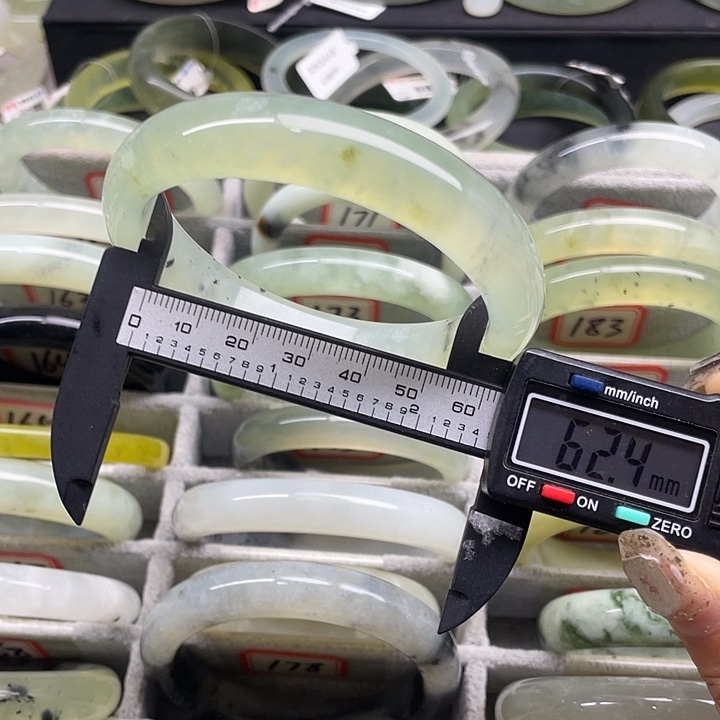 蛇纹石玉未镶嵌手镯184