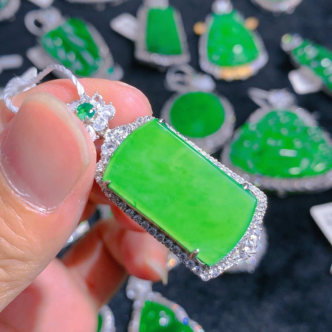 翡翠颈饰银S925镶嵌吊坠