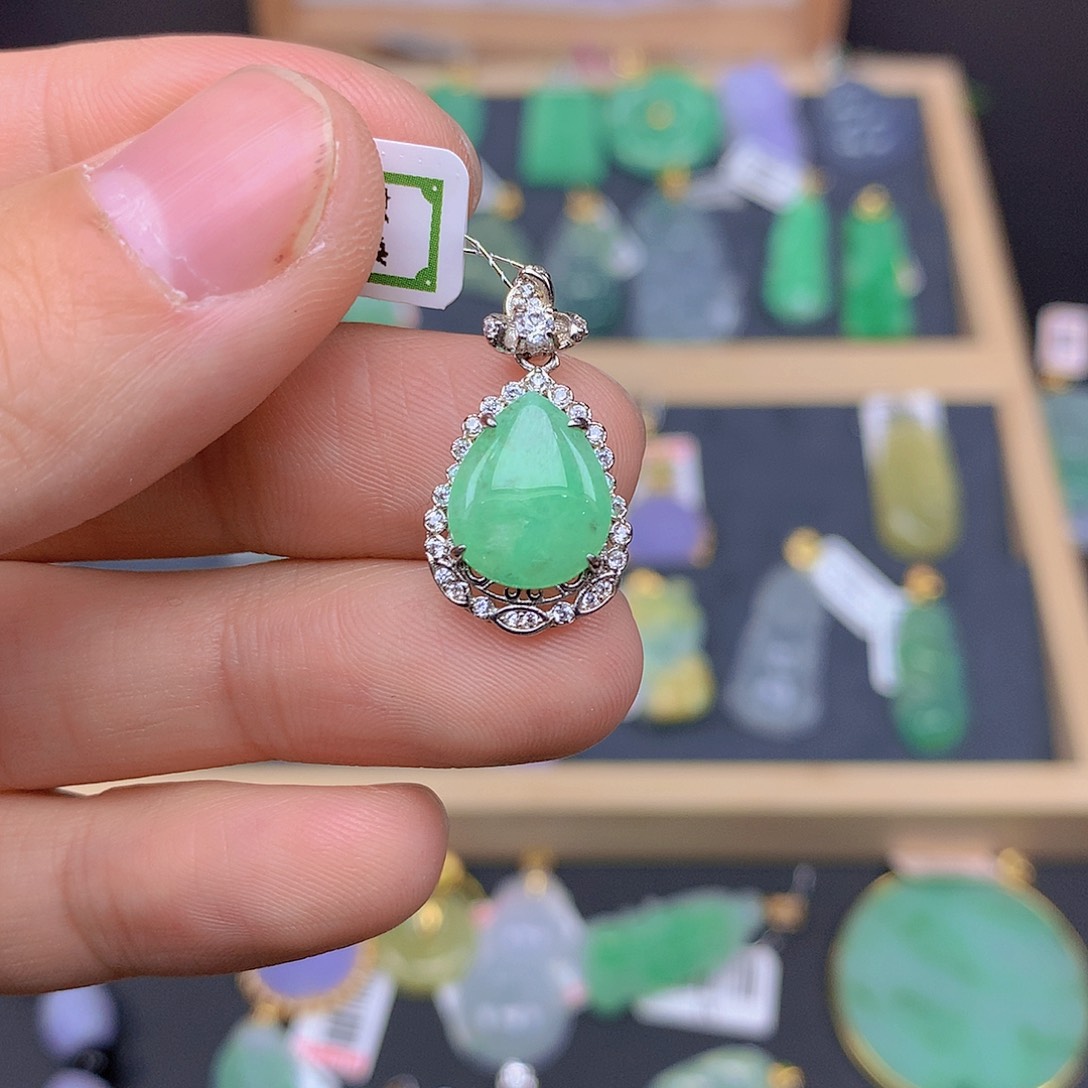 翡翠颈饰未镶嵌翡翠