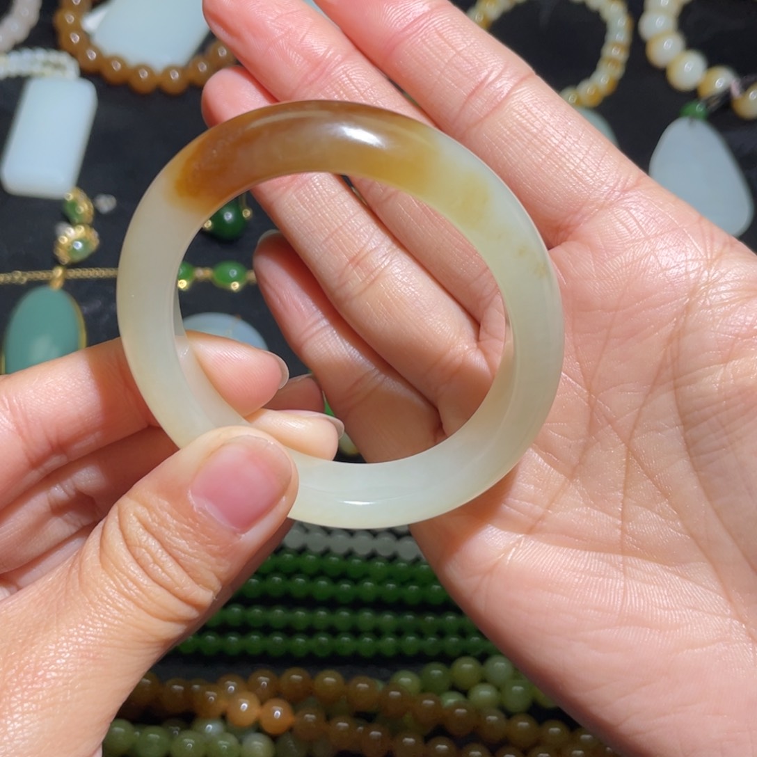 和田玉新疆且末一口糖手镯48-50圈口未镶嵌范