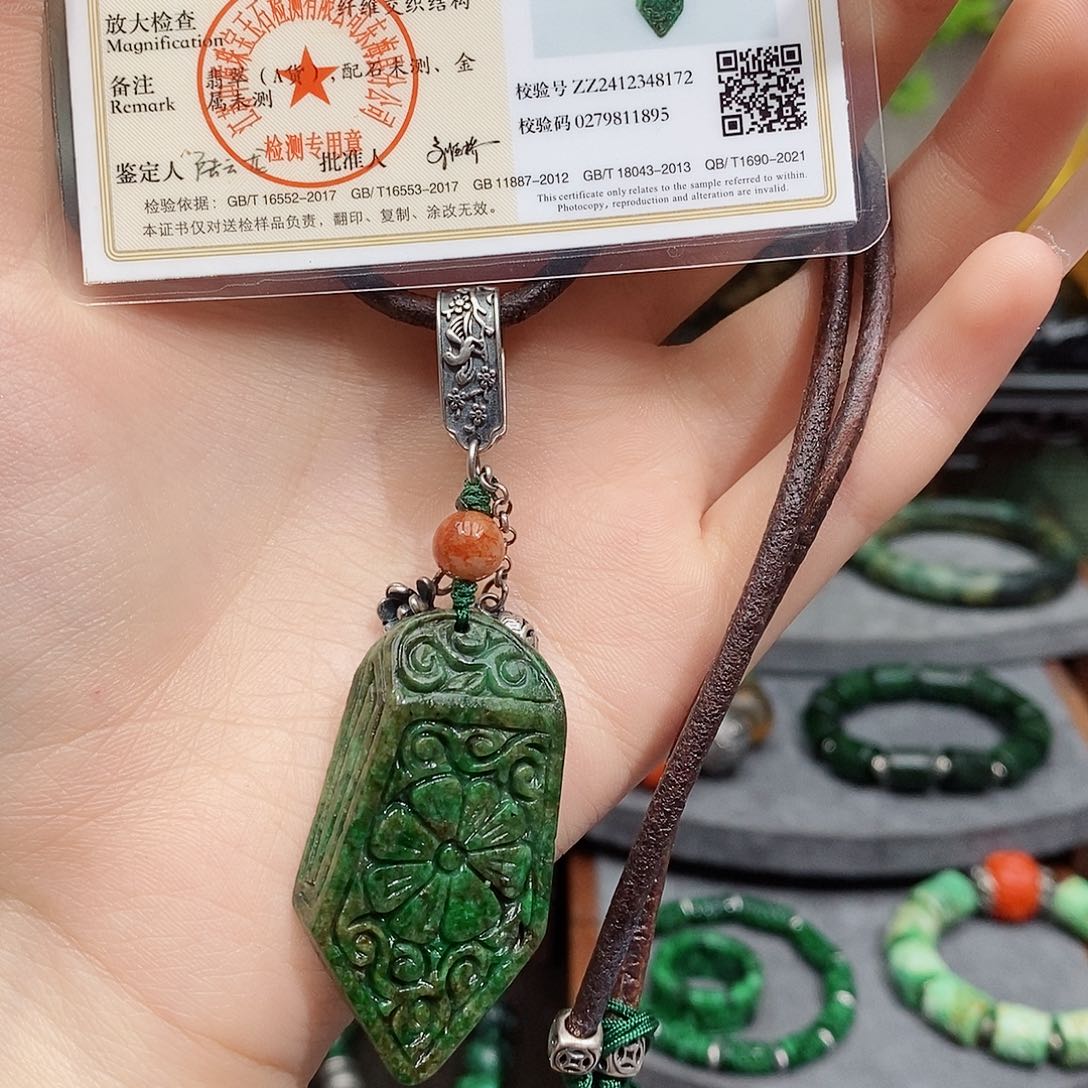 翡翠颈饰未镶嵌漂亮美眉