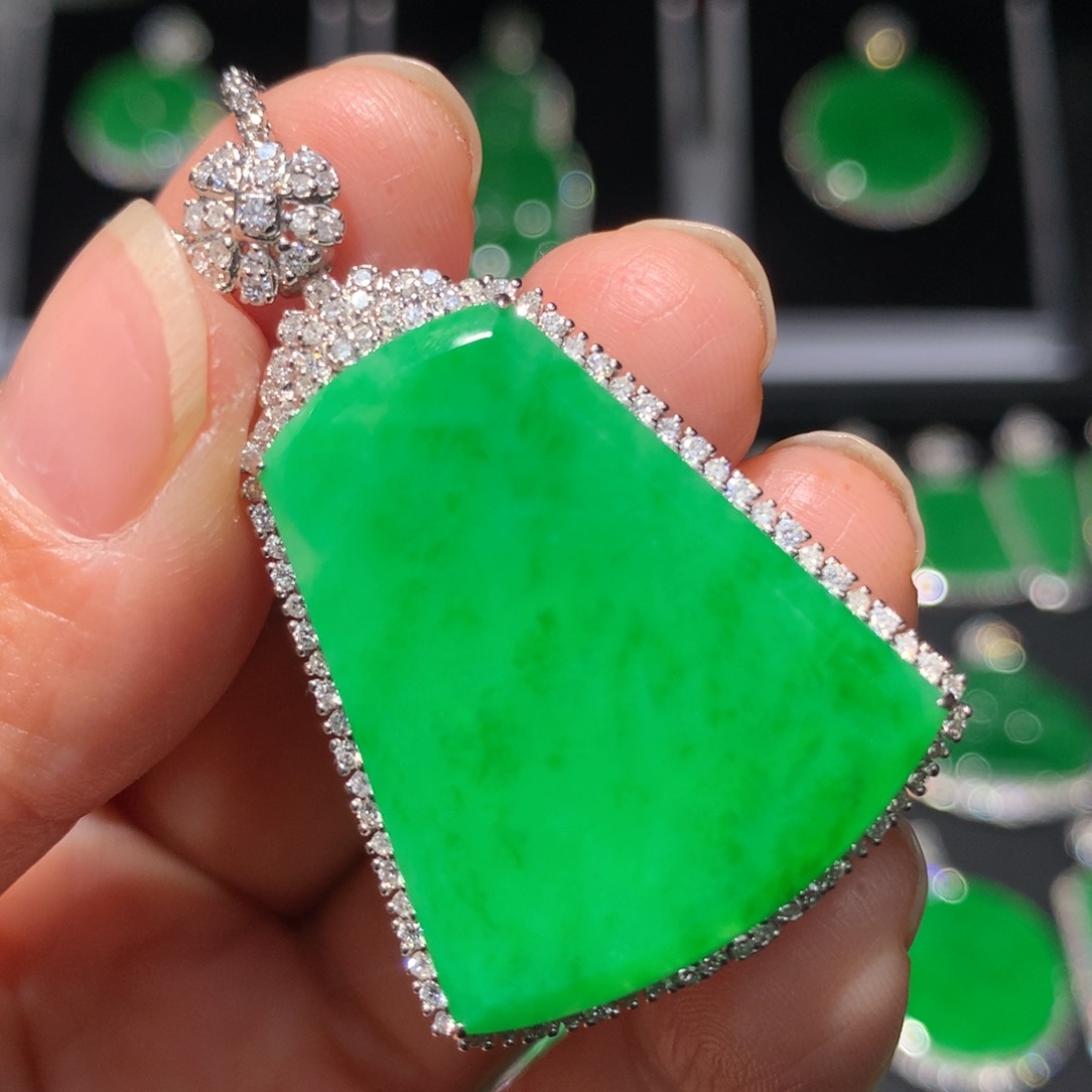 翡翠颈饰18K金镶嵌翡翠