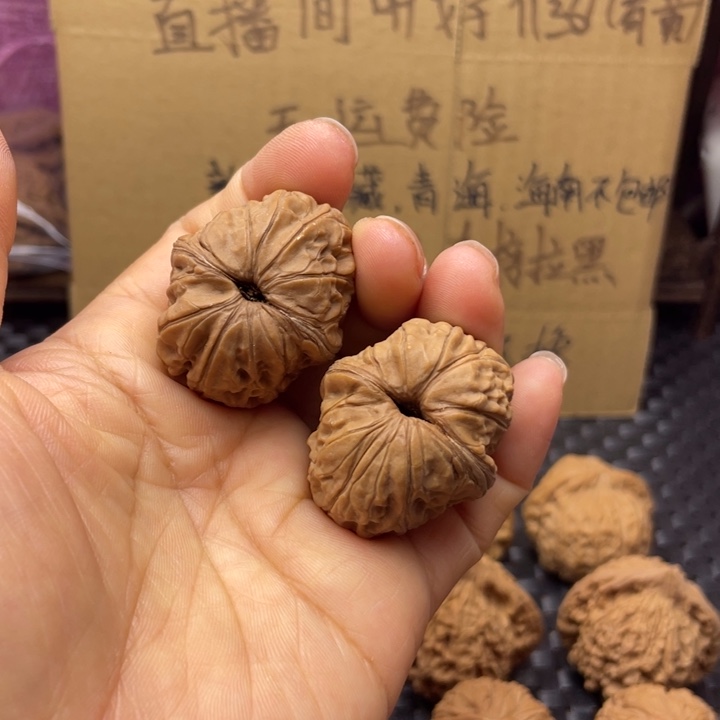 大***军文玩核桃吊坠元宝有色差