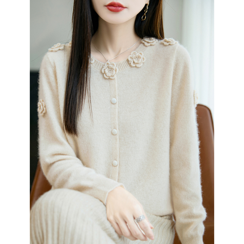 洋气时尚秋装羊毛针织打底衫中年女装2025款时尚减龄上衣立体花朵