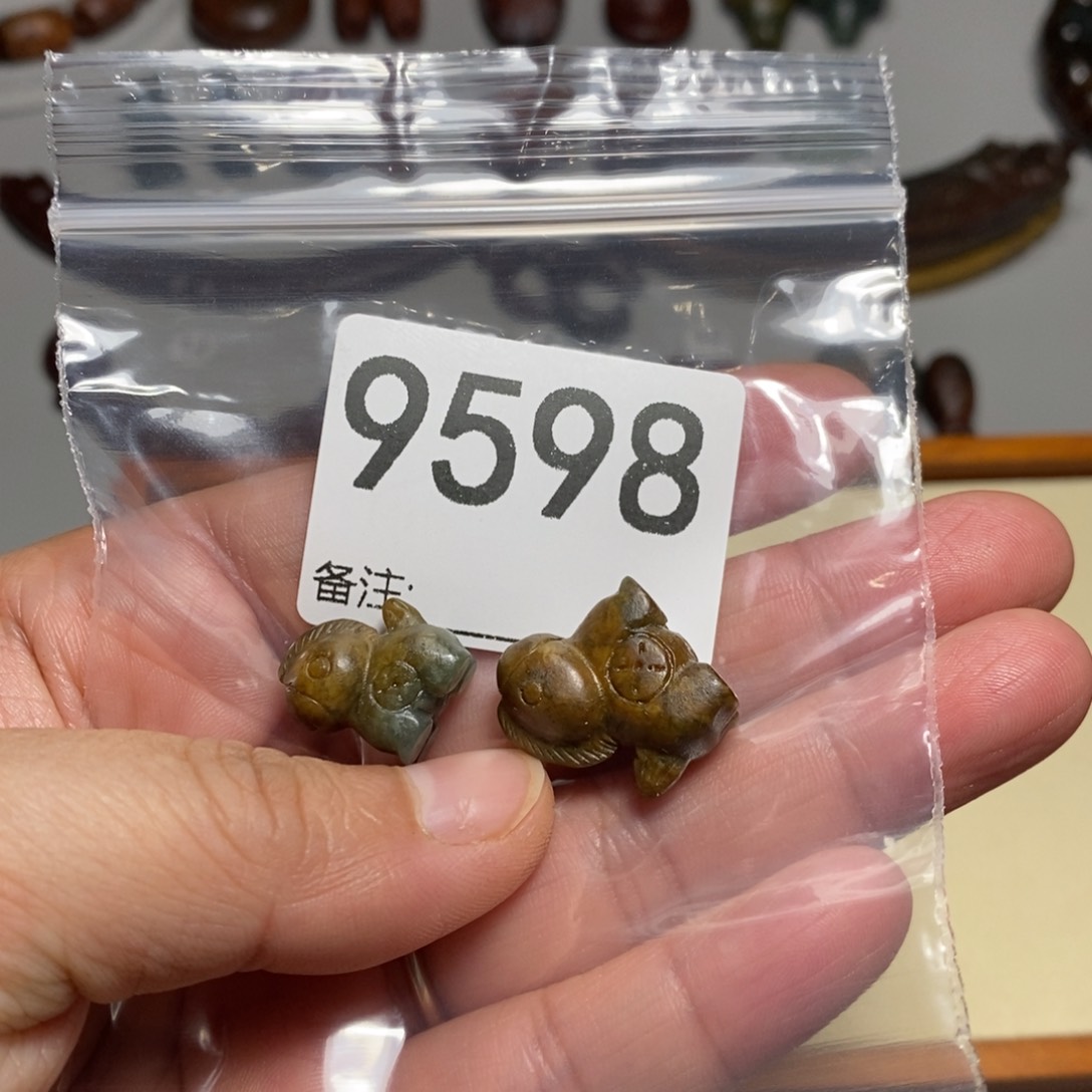 颈饰未镶嵌透闪石质玉圆***呛