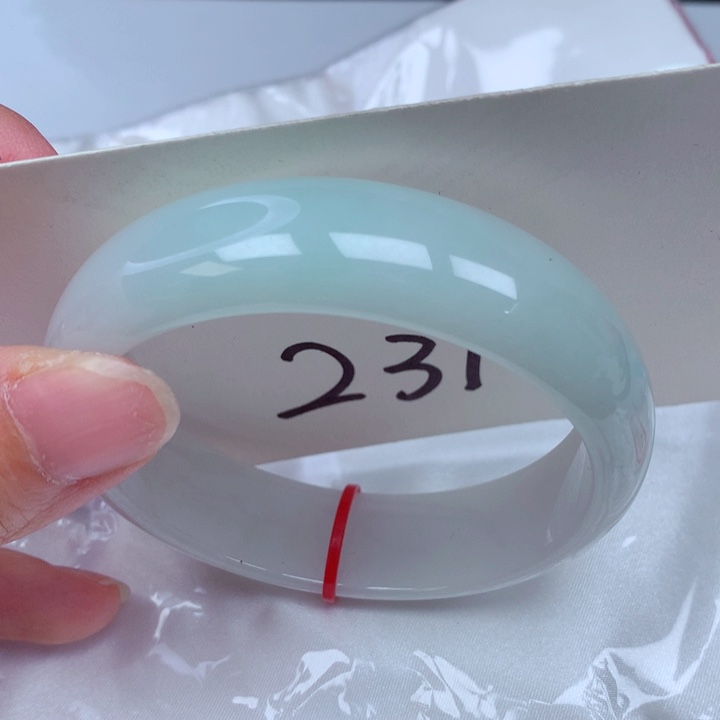 翡翠手镯未镶嵌翡翠