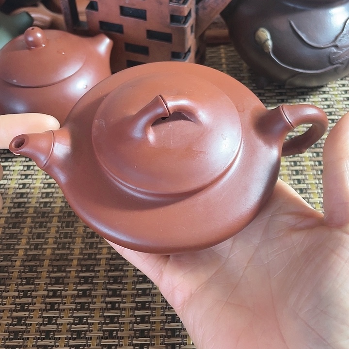 紫砂茶壶原矿泥料手工制作的紫砂壶。