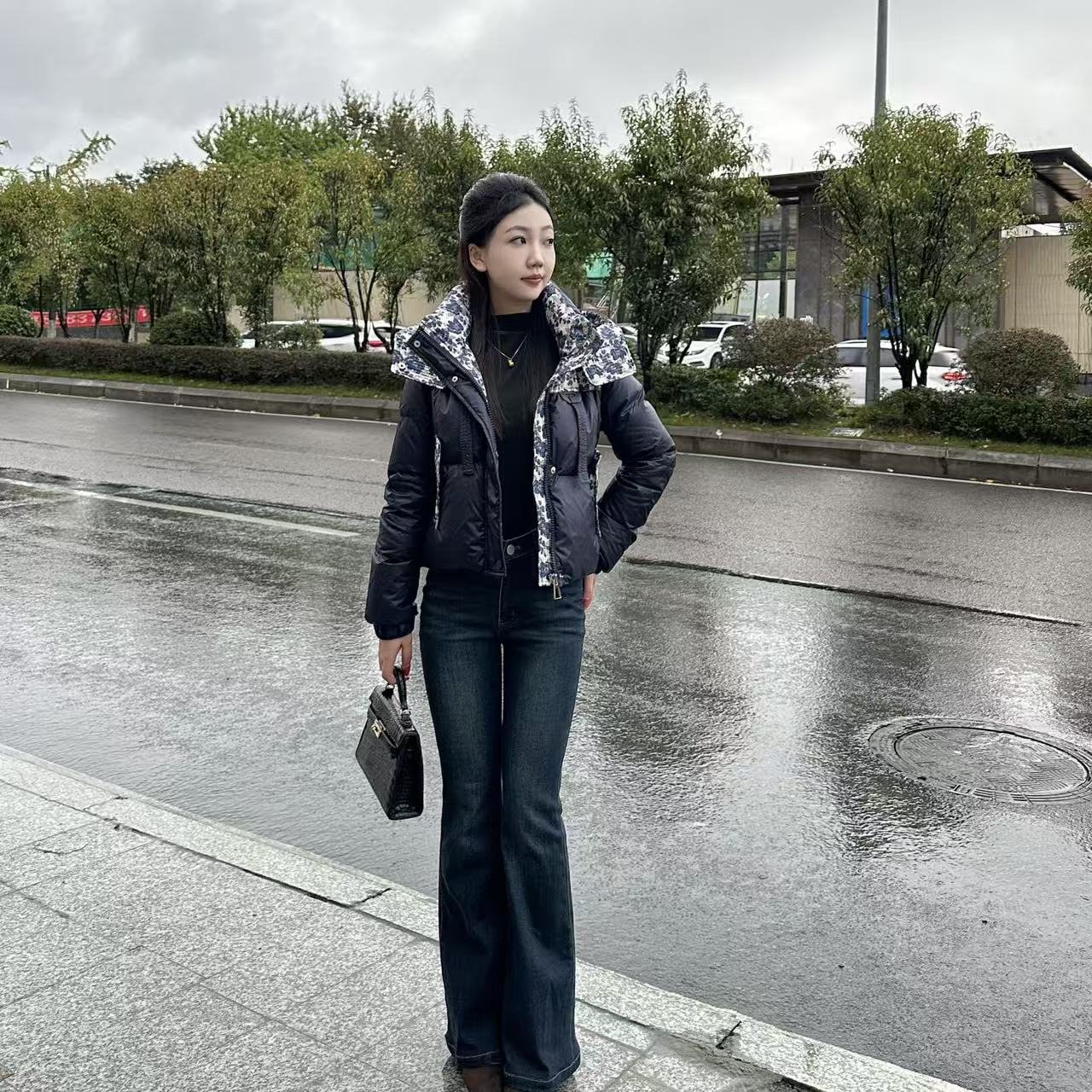 《米兰游记5087》琳琳小个子藏青色连帽长袖短款厚款碎花拼接羽绒服