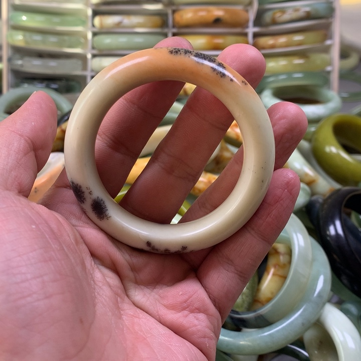 蛇纹石玉手镯未镶嵌.