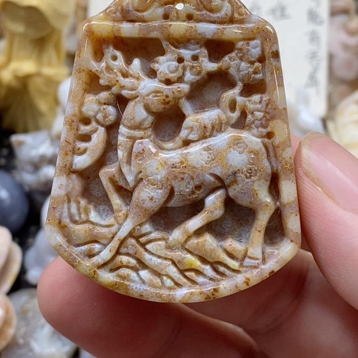 颈饰未镶嵌硅化珊瑚（珊瑚玉）有瑕
