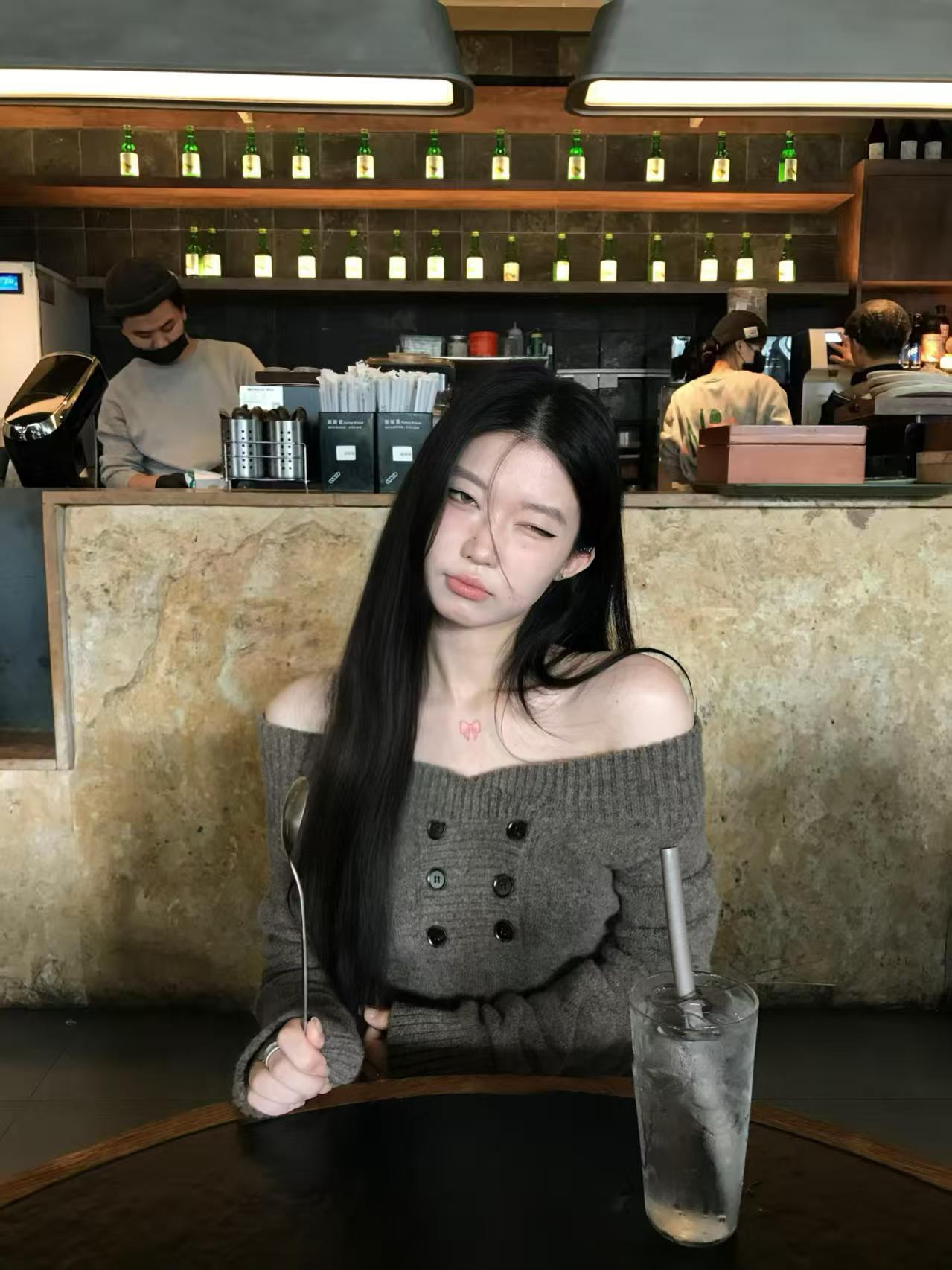 韩系辣妹一字肩灰色毛衣女秋冬高级感巨好看修身露肩针织打底上衣