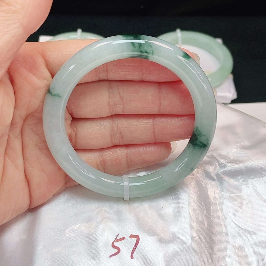 翡翠手镯未镶嵌正圆