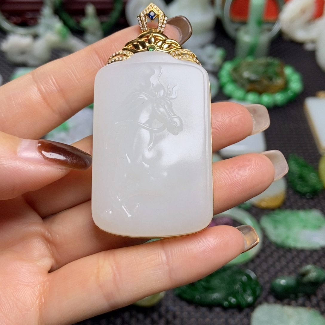 欧***新和田玉18K金镶嵌挂件