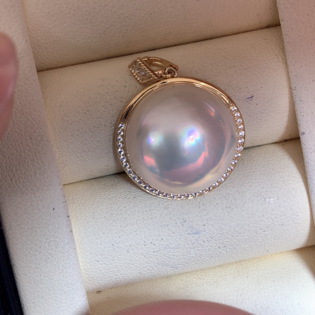 拼合珍珠（马贝珠）颈饰18K金镶嵌