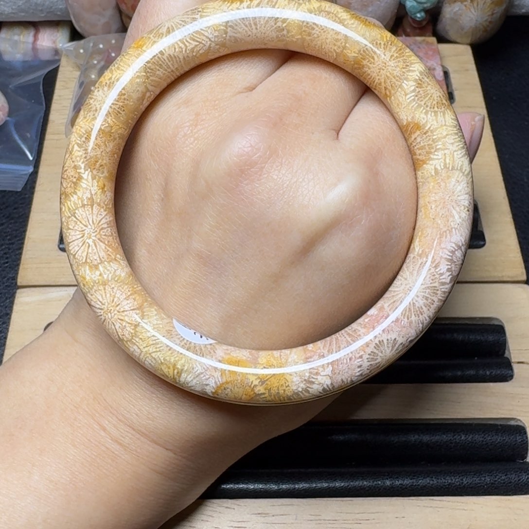 硅化玉黄粉大花，60胖圆条未镶嵌