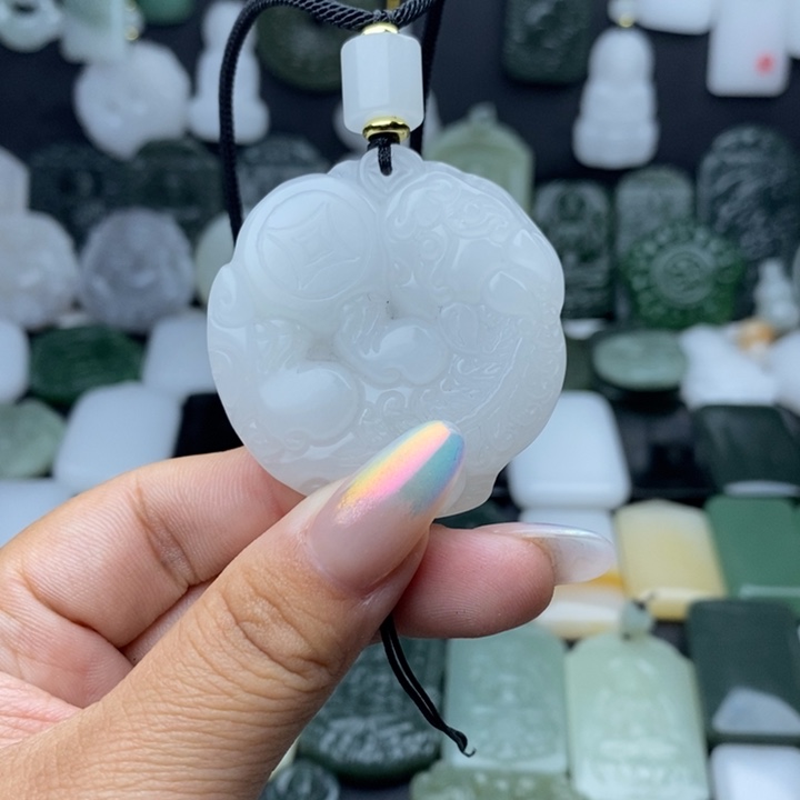 莫***妙石英质玉未镶嵌颈饰