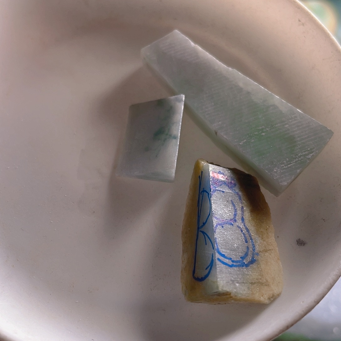 颈饰未镶嵌翡翠。