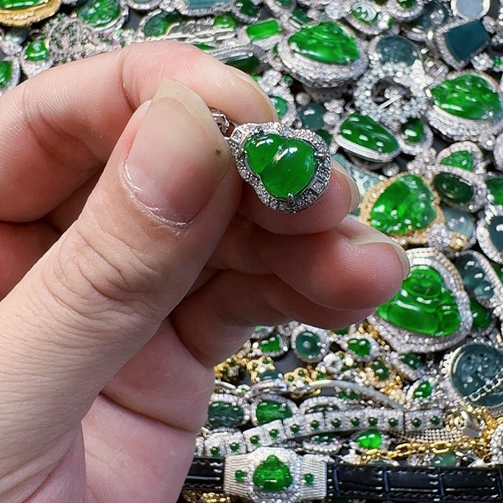 翡翠颈饰未镶嵌天然A货翡翠放漏