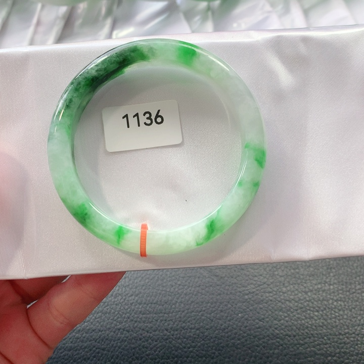 翡翠手镯未镶嵌天然翡翠手镯