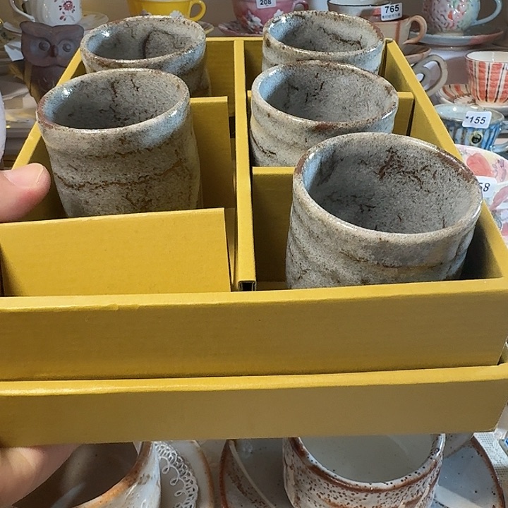 瓷片手握握杯茶杯，手握杯插杯