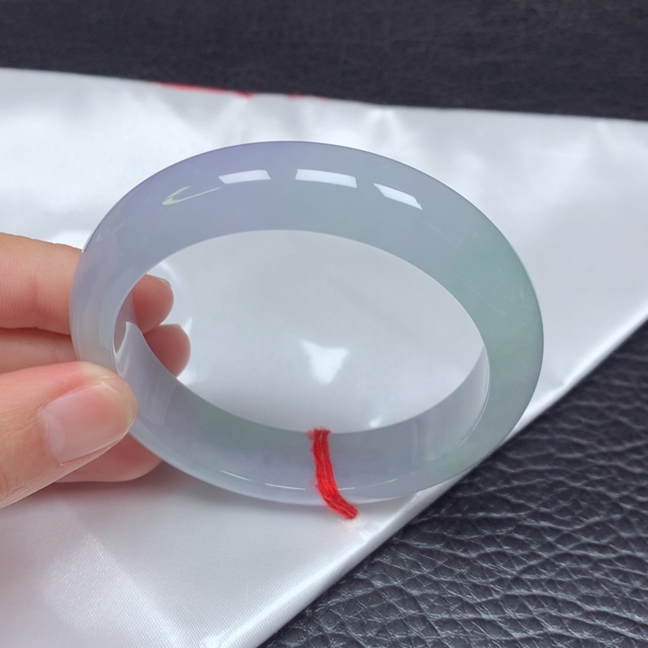 翡翠手镯未镶嵌。
