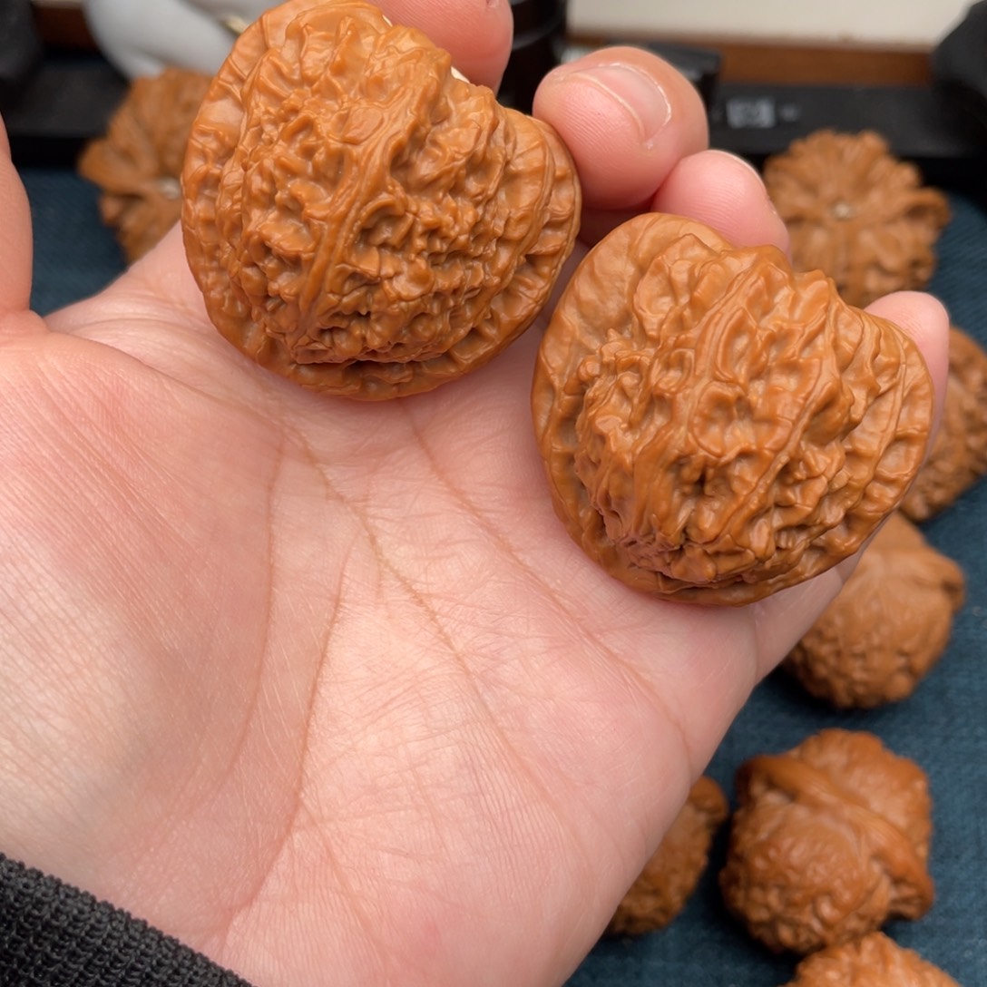 文玩核桃把件全品红皮三角白41