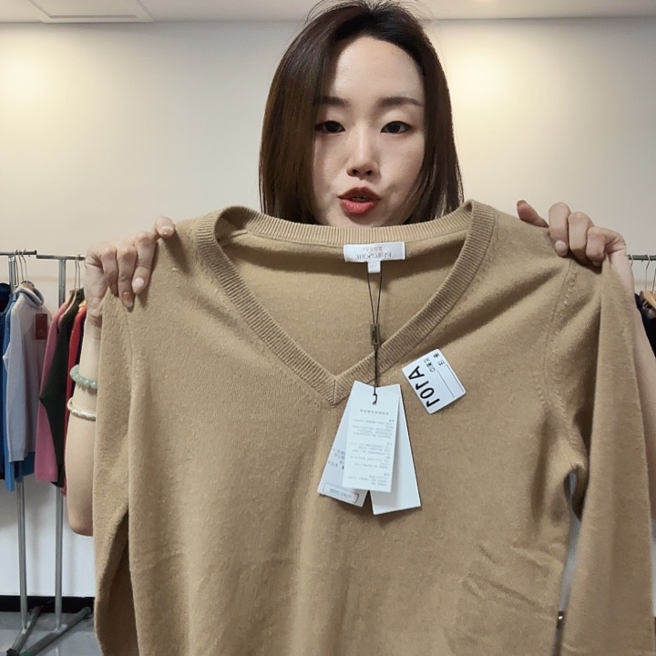 101 纯羊绒奶茶色v领