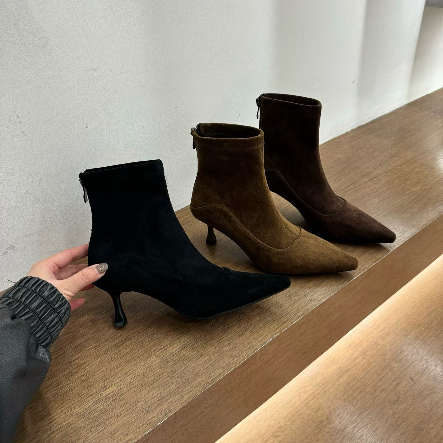 团团家 369-2 韩系气质摩卡棕绒面尖头细跟5cm显瘦复古瘦瘦短靴