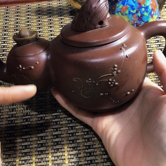紫砂茶壶原矿泥料手工制作的紫砂壶。