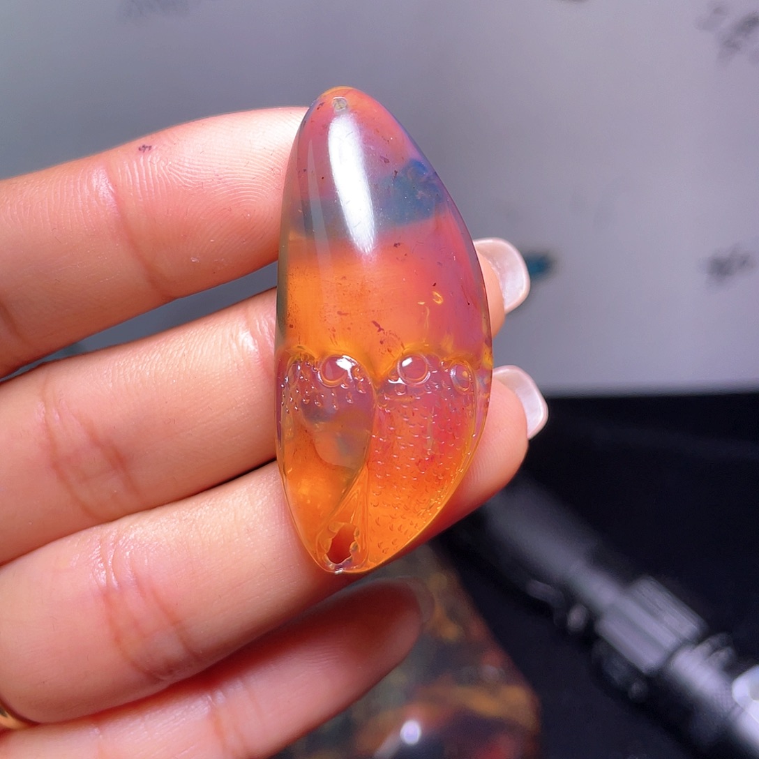 琥珀裸石未镶嵌，