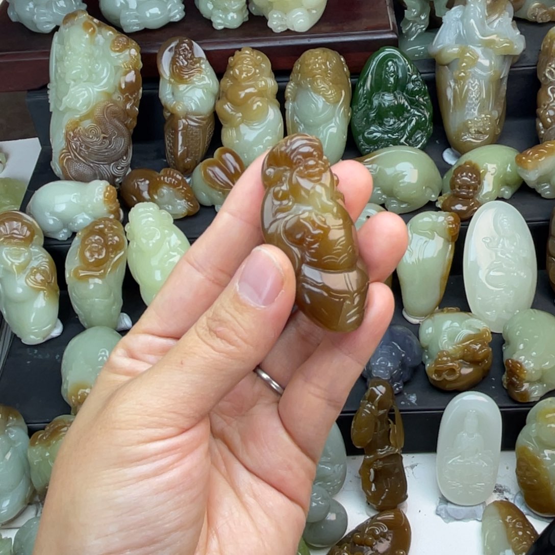 桂***娃和田玉未镶嵌颈饰