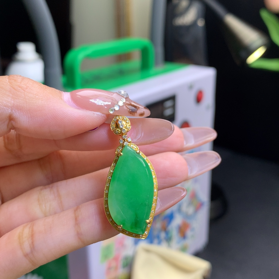 翡翠18K金镶嵌颈饰