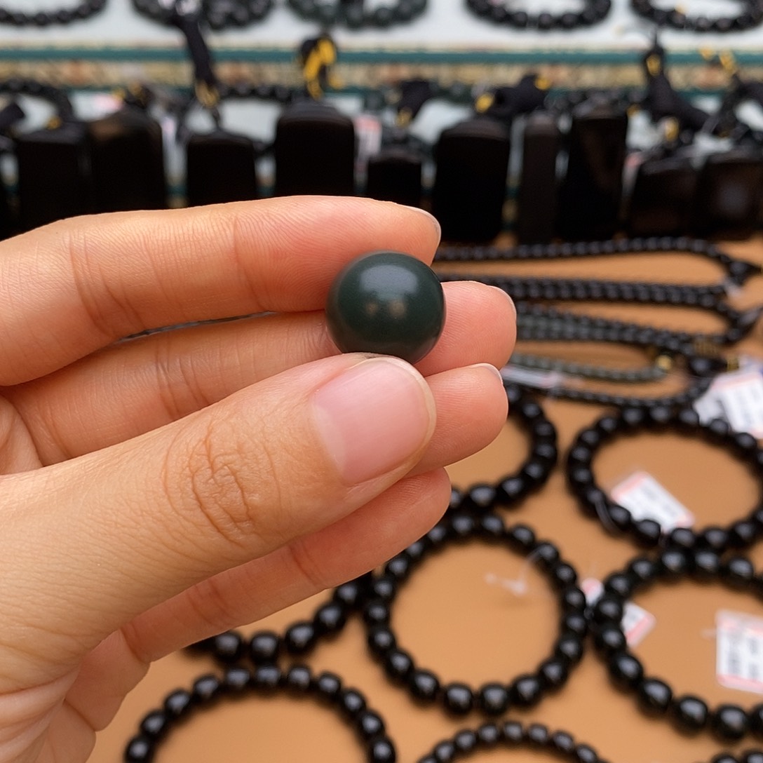 和田玉（青玉）未镶嵌颈饰王**。